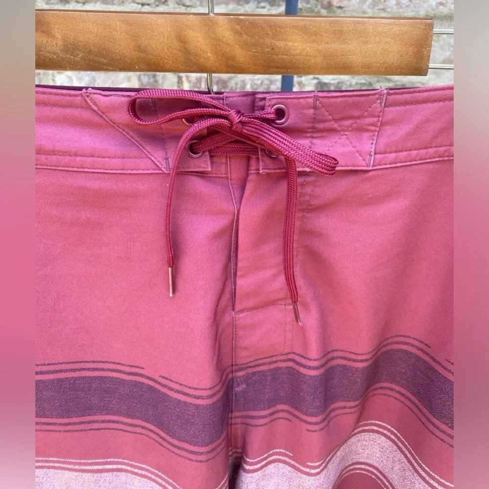 Travis Mathew Unlined Confetti King Ruby Wine Board Shorts Swim Trunks Size 38